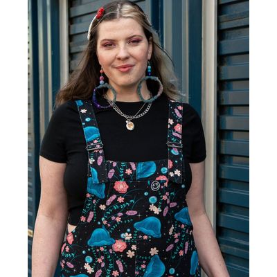 Foto van Rebel Romance | Tuinbroek met roze bloemen en blauwe kwallen-print