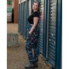 Afbeelding van Rebel Romance | Tuinbroek met roze bloemen en blauwe kwallen-print