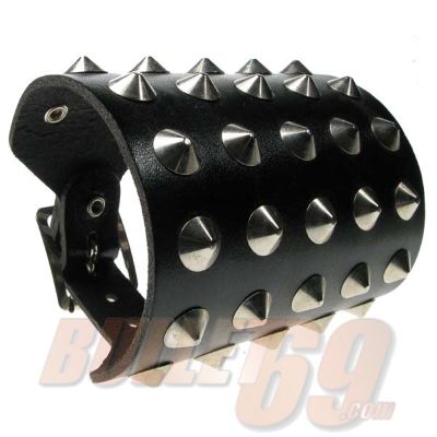 Foto van Bullet69 | Brede leren armband zwart met 5 rijen metalen conical studs