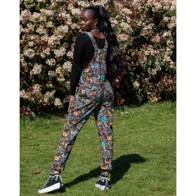 Foto van Rebel Romance | Tuinbroek Cottagecore zwart met bloemen en dragonfly's