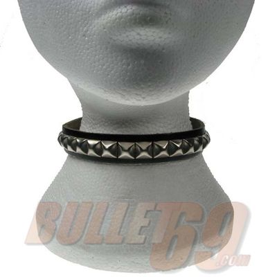 Bullet69 | Choker van zwart leer met kleine metalen pyramide studs