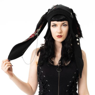 Foto van Cup Cake Cult | Punk muts Bonnie met rode tartan konijnen oren en ketting