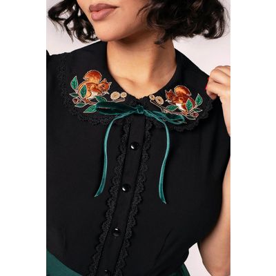 Foto van Hell Bunny | Blouse Chester met eekhoorn borduursels op de kraag en pofmouwtjes