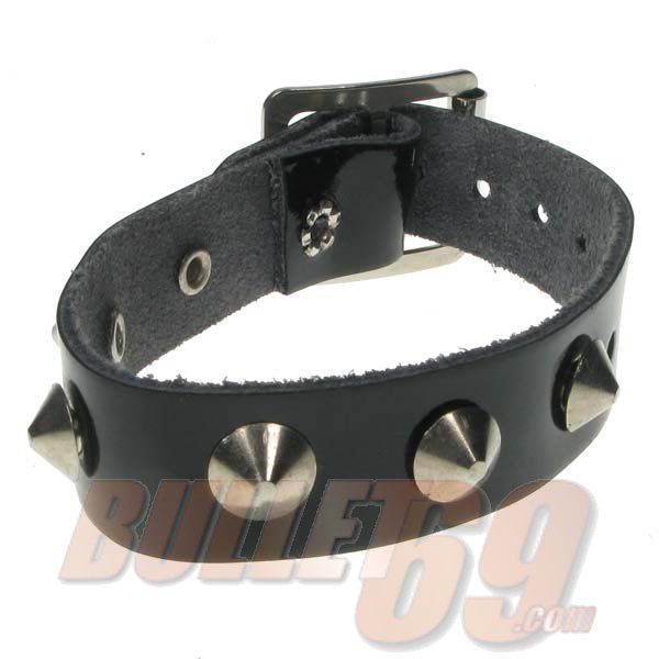 Bullet69 | Verstelbare zwart glanzend leren armband met 1 rij conische studs