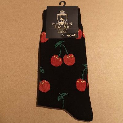 Foto van Love Sox | Heren sokken zwart met rode kersen