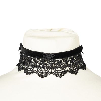 Foto van Sinister | Gothic choker Ravenna, breed zwart kant met fluweel en roosjes