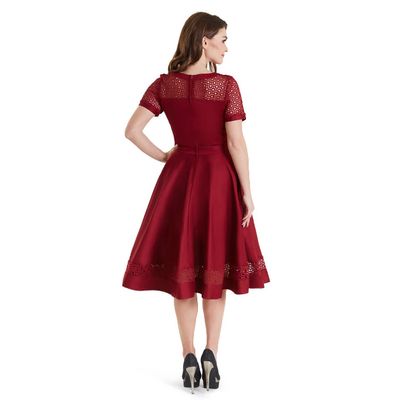 Foto van Dolly and Dotty | Swingjurk Tess, burgundy met kanten halslijn, korte mouwen en zoom-detail