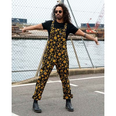 Foto van Rebel Romance | Tuinbroek Celestial Sun & Moon, zwart met zon, maan en sterrenprint, stretch katoen