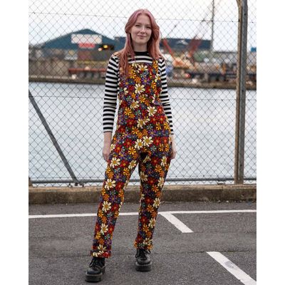 Foto van Rebel Romance | Tuinbroek Love Bug met bloemen en lieveheersbeestjes print