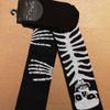 Afbeelding van Flirt | Overknee sokken zwart met wit skelet en botjes hand