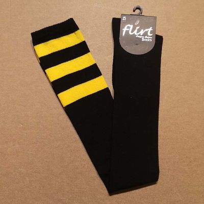 Foto van Flirt | Zwarte overknee sokken met 3 gele strepen, extra lang