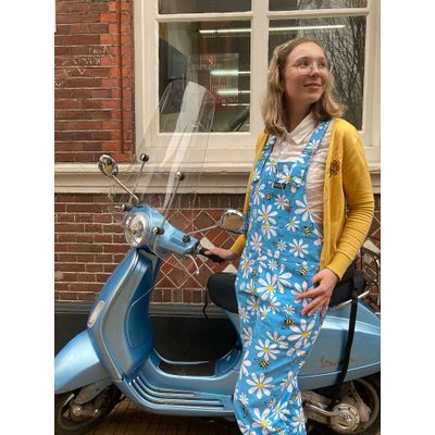 Foto van Run & Fly | Tuinbroek Bee Free, blauw met all-over bijtjes en bloemen print