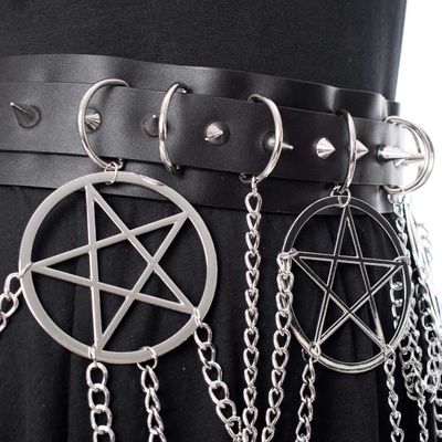 Foto van Heartless | Veggie leather riem Hellbound met kettingen, pentagram en studs