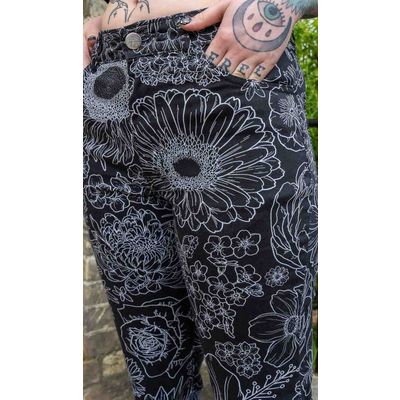 Foto van Run & Fly | Hoge taille, zwart wit Floral print broek met wijde pijpen