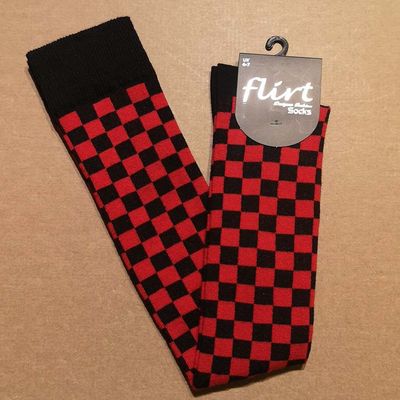 Foto van Flirt | Overknee sokken met rood zwarte kleine blokjes