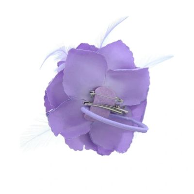Foto van Zacharia | Zacht lila roos met glitter en veertjes op haarclip, broche en elastiek