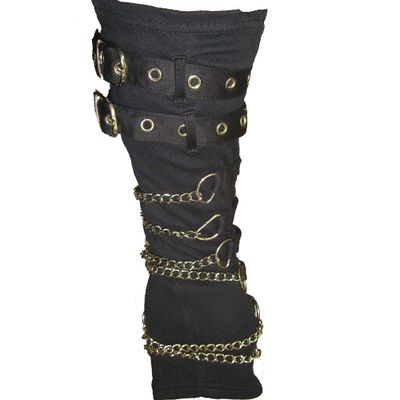 Foto van Armwarmers, Arch met zilverkleurige gespen en kettingen