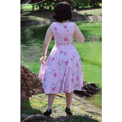 Foto van Hearts & Roses | Swing jurk Catherine met roze gingham en lelies