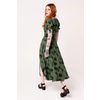 Afbeelding van Hell Bunny | Lange groene jurk Georgia met korte mouwtjes, bladpatroon en zwarte rozen