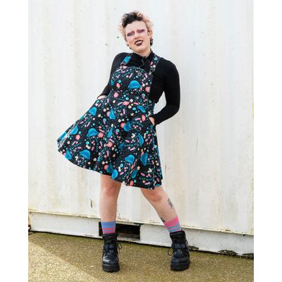 Rebel Romance | Korte skater-pinafore jurk met bloemen en kwallen-print
