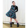 Afbeelding van Rebel Romance | Korte skater-pinafore jurk met bloemen en kwallen-print