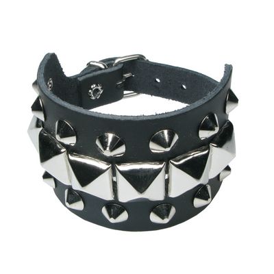 Foto van Bullet69 | Brede leren armband met metaalkleurige conical en pyramide studs