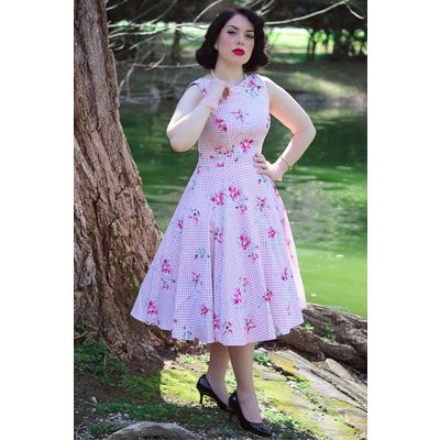 Foto van Hearts & Roses | Swing jurk Catherine met roze gingham en lelies
