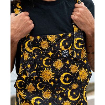 Foto van Rebel Romance | Tuinbroek Celestial Sun & Moon, zwart met zon, maan en sterrenprint, stretch katoen