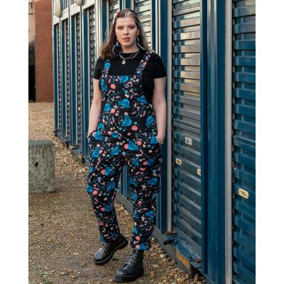 Foto van Rebel Romance | Tuinbroek met roze bloemen en blauwe kwallen-print