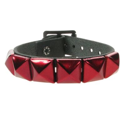 Foto van Bullet69 | Leren armband met 1 rij rode metallic pyramide studs