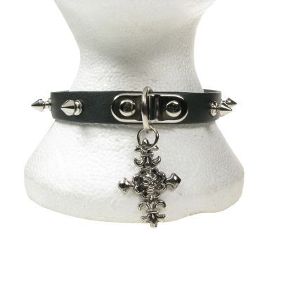 Foto van Bullet69 | Choker van zwart leer met skull in crucifix met spikes