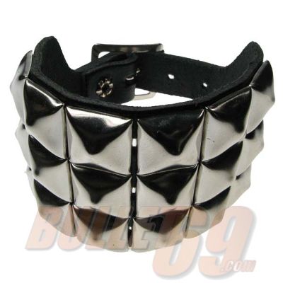 Foto van Bullet69 | Brede leren armband met 3 rijen zilverkleurige pyramide studs