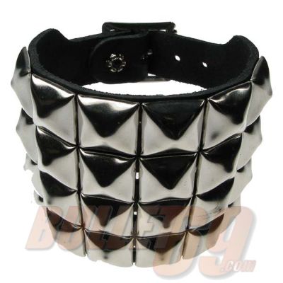 Bullet69 | Zwarte leren armband 7 cm breed, met 4 rijen zilverkleurige piramides-15 mm