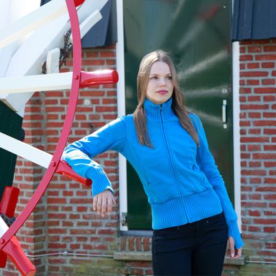 Foto van ATO Berlin | Blauwe sportjas Nel met blauwe biezen