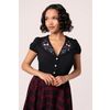 Afbeelding van Hell Bunny | Blouse Winnie met bloem borduursels op de kraag en pofmouwtjes