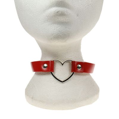 Foto van Bullet 69 | Choker, rood leer met hart ring midden voor