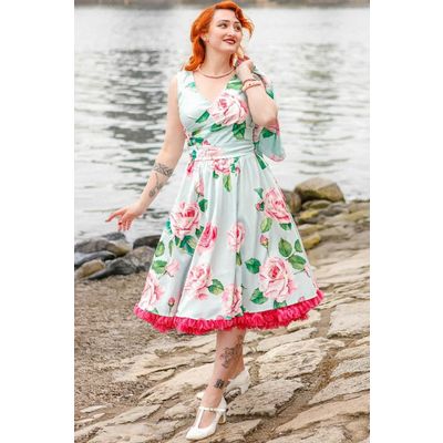 Foto van Dolly and Dotty | Vintage stijl jurk May, lichtblauw met roze rozenprint
