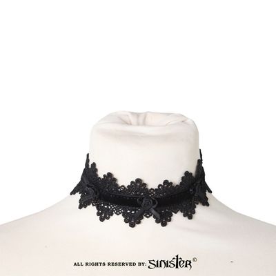 Foto van Sinister | Gothic choker Onyx, zwart fluweel lint met kant en roosjes