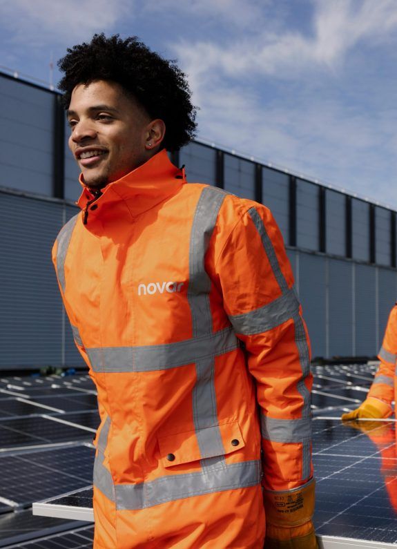 twee mannen verplaatsen een zonnepaneel