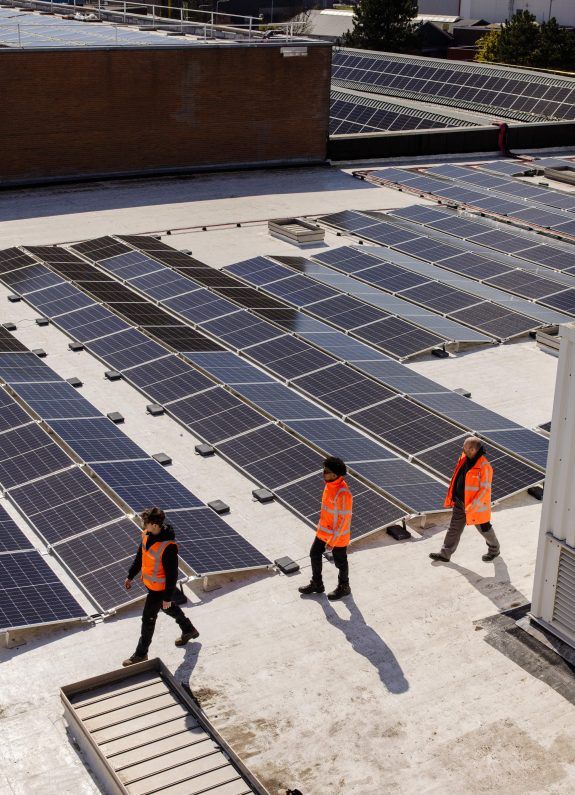 Energie opwekken met zonnepanelen op het dak