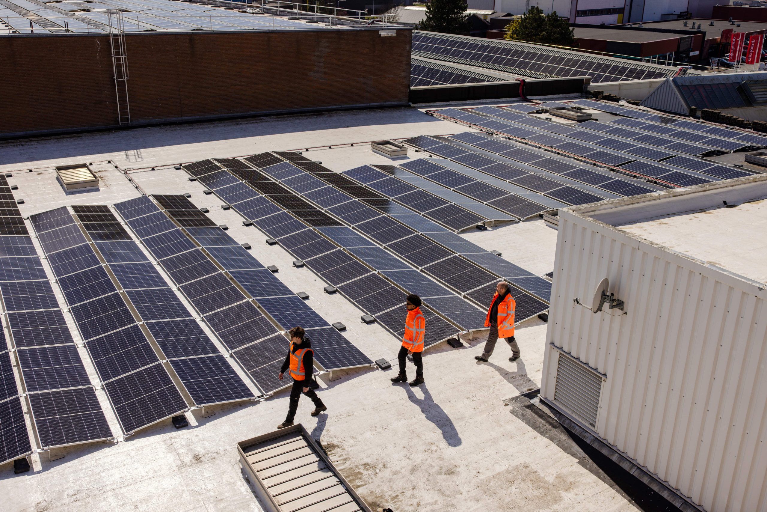 Energie opwekken met zonnepanelen op het dak