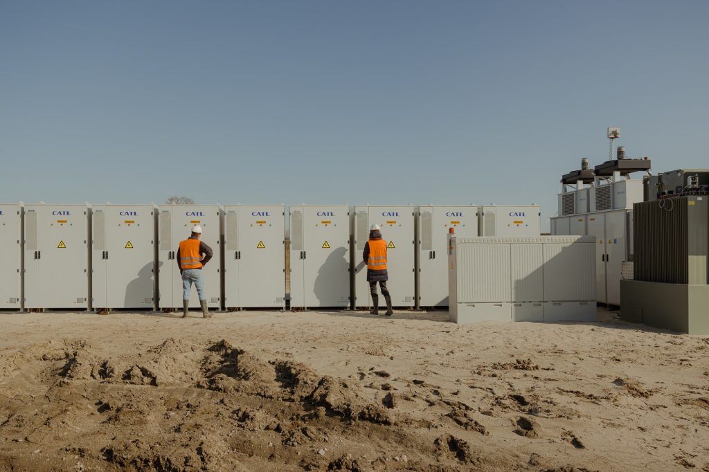 Batterij-Bontepolder-twee mensen met oranje hesjes