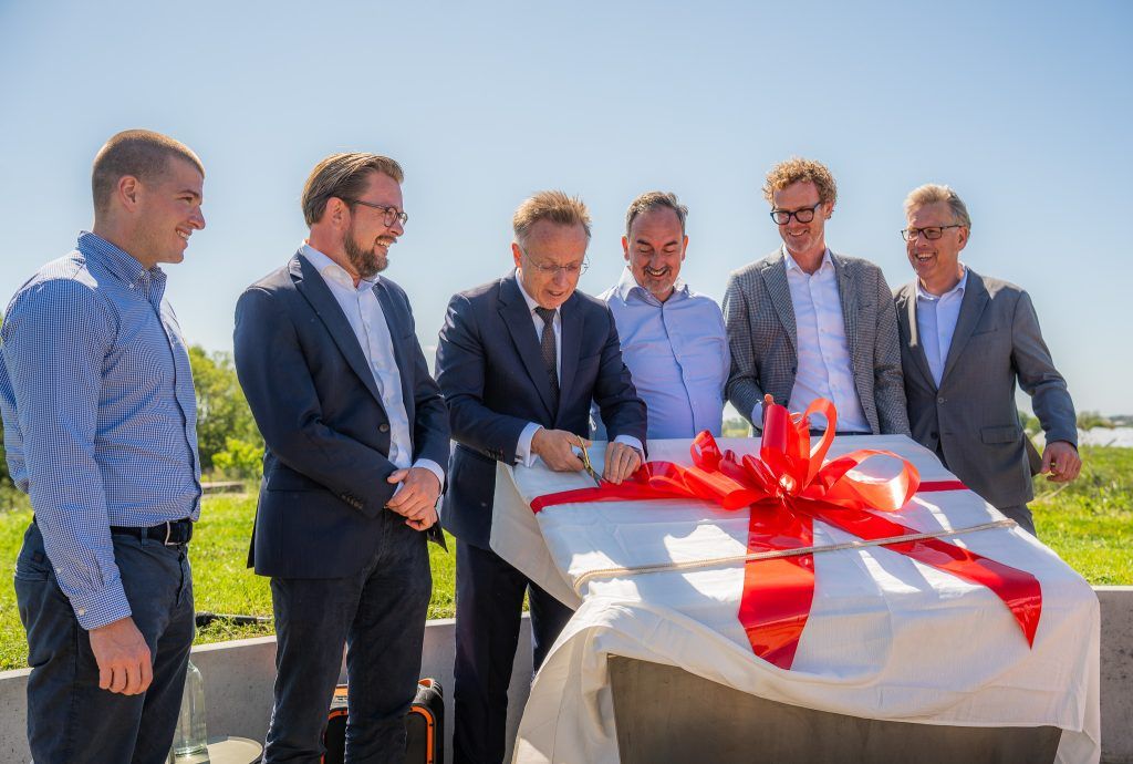 Vijf mannen onthullen informatiebord