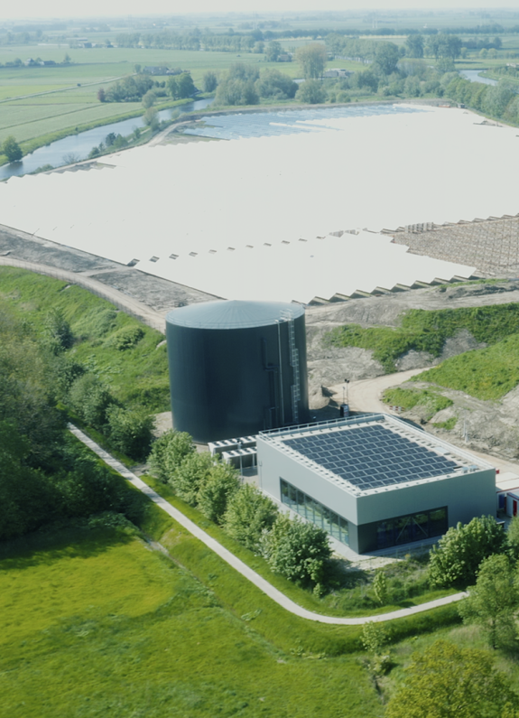 De warmtebuffer van het zonthermiepark in Dorkwerd waarin zonnewarmte wordt opgeslagen.