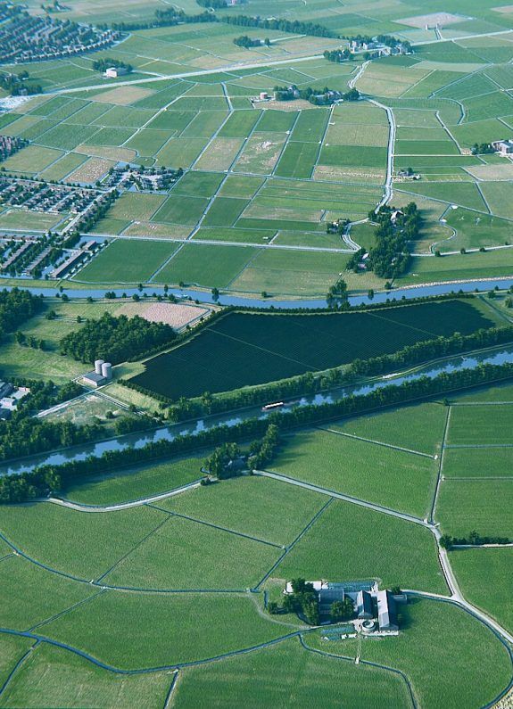 Een geprojecteerde luchtfoto waarop het grootste zonthermiepark van Nederland in Dorkwerd is te zien.