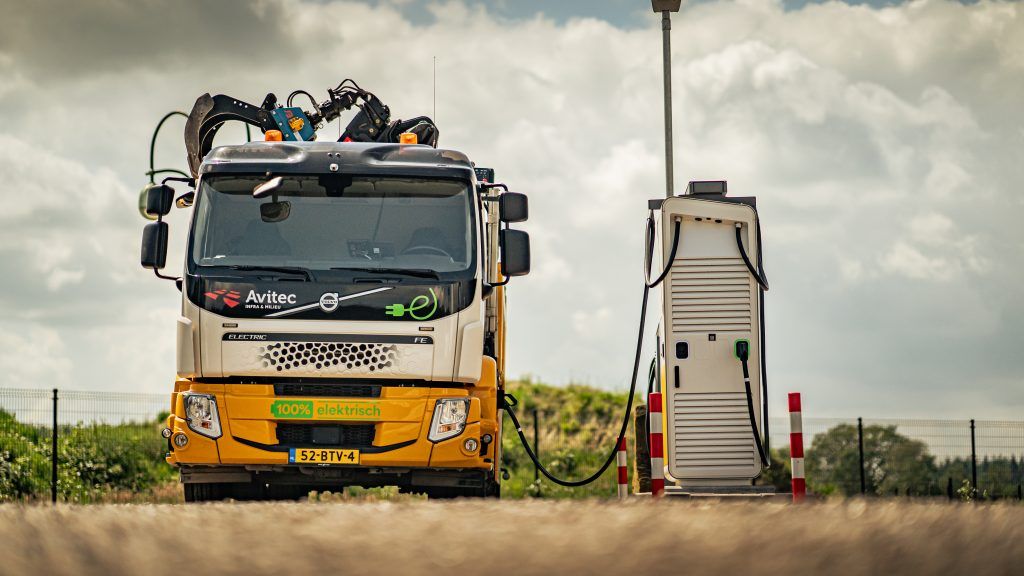 100% elektrische vrachtwagen aan laadpaal