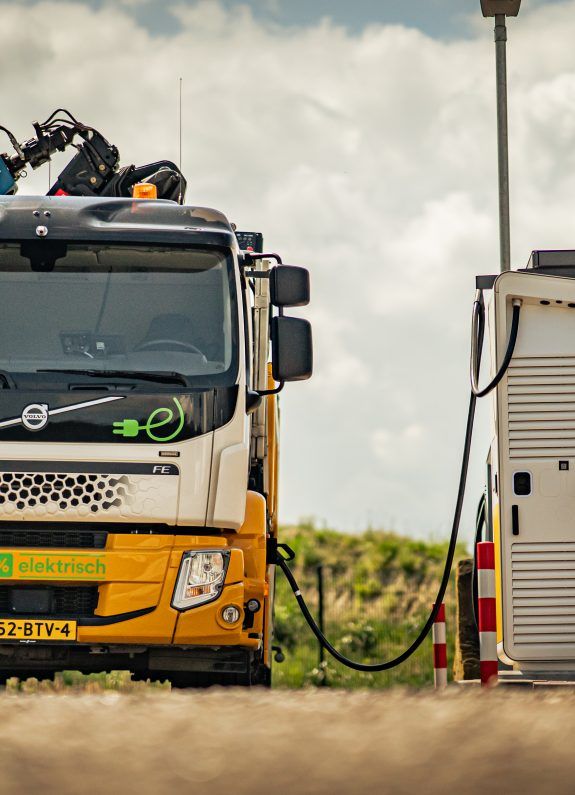 100% elektrische vrachtwagen aan laadpaal