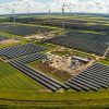 Zonnepark op land, windmolens en een gesloten distributiesysteem