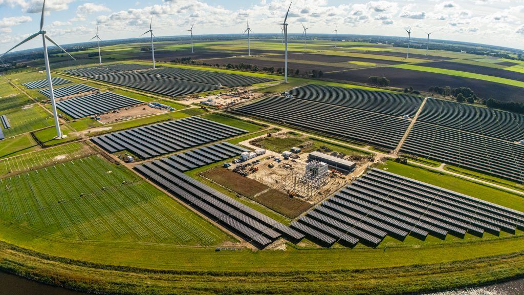 Zonnepark op land, windmolens en een gesloten distributiesysteem