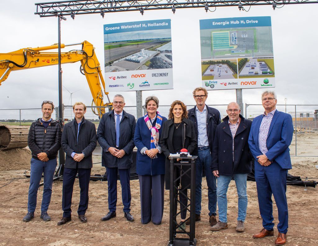 Groep mensen, inclusief minister Sophie Hermans bij waterstofproject.